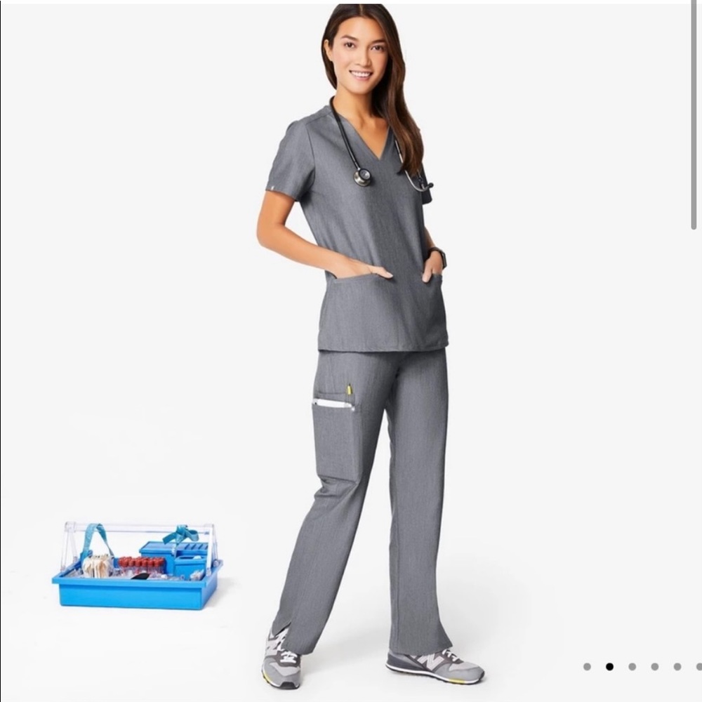 figs | nwot kade cargo scrub pants in graphite & casma three pocket scrub top